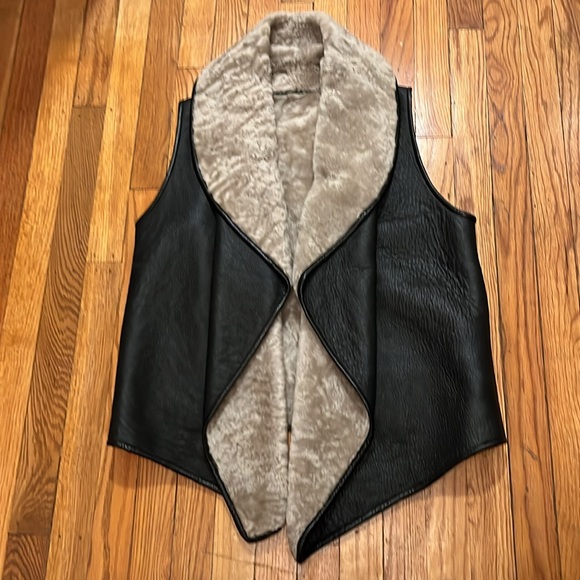 EUC NELLIE PARTOW Black Shearling Draped Lapel Vest Size Medium - Picture 4 of 6